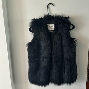 Size small Abercrombie & Fitch faux fur vest. Worn once, perfect condition!